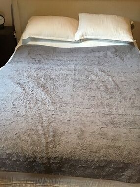 Plush Grey Faux Fur Waterproof Dog Throw Blanket - Soft Home Comfort